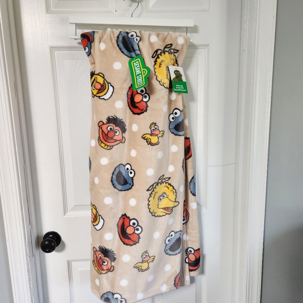 Sesame Street Polka Dot Neutral Soft Decorative Plush 60" x 70"  Blanket NWT